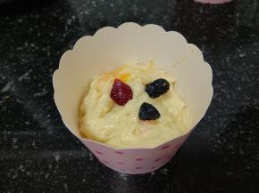 将面糊倒入纸杯中，表面放上自己喜欢的浆果或者巧克力，然后在表面撒上金宝酥粒