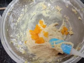 在打发的黄油中加入香橙皮