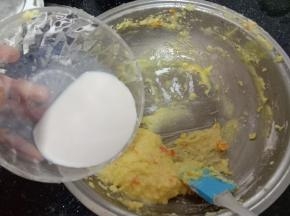 加入一半牛奶搅拌，搅拌均匀后加入剩余的低粉，重复上面两步，将牛奶和低粉都加入搅拌均匀
