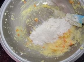 低粉和泡打粉混合搅拌均匀后过筛，第一次加入四分之一的面粉搅拌，有少量面粉没有搅拌均匀可以忽略