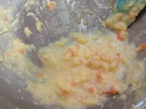 分两次加入蛋液，每添加一次都要充分打拌，再添加下一次