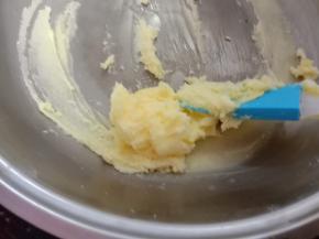 用打蛋器打发至颜色变浅，体积膨胀