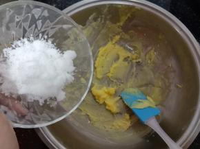 黄油室温软化，用刮刀均匀的抹开，分两次加入白砂糖，翻拌均匀即可