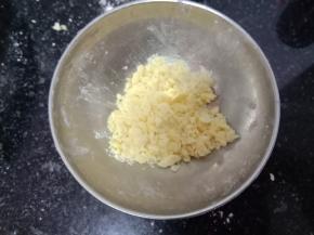 金宝酥粒的制作：将25g黄油、10g糖、0.5g盐、56g低粉混合，用指尖搓成小颗粒状即可