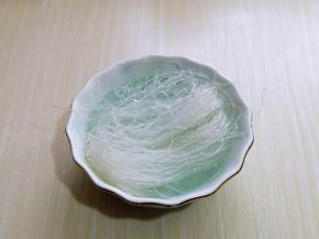 首先将粉丝用温水泡软。