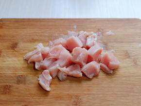 鸡胸肉洗干净，切小块。