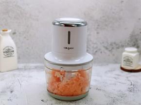 启动无线绞肉机，将鸡胸肉块绞成肉糜。