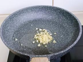 起油锅，加入切好的蒜小火煸炒，炒出蒜香味。
