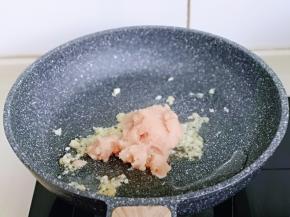 在加入鸡胸肉糜，翻炒至变色。