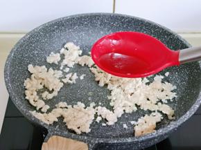 加入料酒。(去腥)