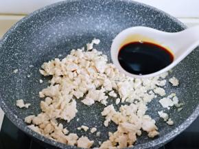 再加入生抽，保持小火翻炒均匀。