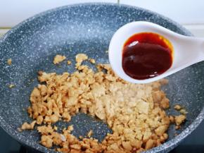 加入水煮肉片酱。(也可以用辣椒酱，可以根据个人口味来)