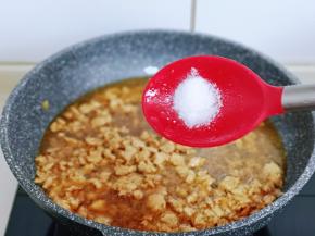 按个人口味加入盐调味，加入一小碗水，中小火煮2分钟。