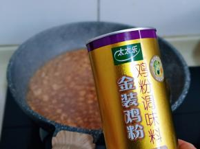 再加入鸡粉提鲜。(可不加)