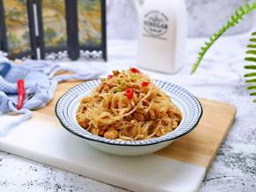 盛出装盘。撒上葱花，红辣椒点缀。