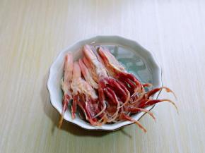 准备鸭舌，用温水洗干净。