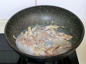 再将洗干净的鸭舌焯水，冷水如果，大火烧开煮2-3分钟，捞出永用冷水反复冲洗，将鸭舌上的杂质冲洗干净。