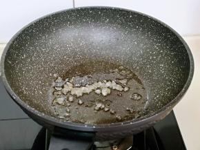 起油锅，加入冰糖，小火将冰糖炒化。