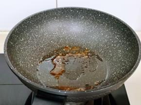 待冰糖融化为褐色。(炒冰糖全程小火)