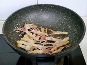 加入焯水的鸭舌翻炒均匀。