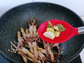 再加入提前准备好的姜，蒜，香叶翻炒。