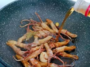 再加入料酒，去腥。