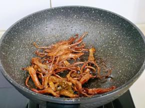 大火收汁，一定要把汤汁收到粘稠，完全被鸭舌吸收为止。