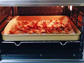 将烤盘入烤箱中层。