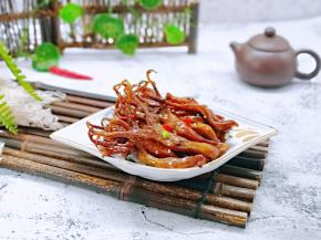 取烤好的鸭舌，撒上葱花，白芝麻，红辣椒段点缀。