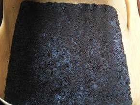 六寸模具铺好油纸，将混合好的奥利奥碎用勺子压实，送入冰箱冷藏定型备用。