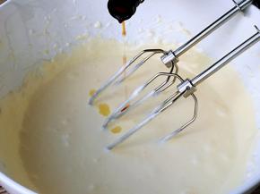 加入柠檬汁、朗姆酒、香草液、牛奶混合。