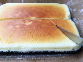 出炉冷却，送入冰箱冷藏四小时，打开油纸切三角形。