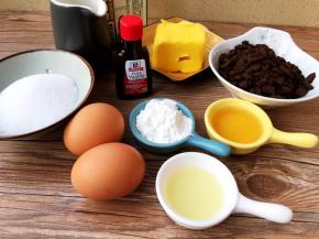 食材一览图，奥利奥碎装进口袋里擀成粉末状，或用料理机打成细小颗粒状。