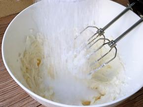 室温软化的奶油奶酪分两次加入细砂糖搅打均匀至糖溶化。