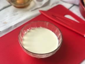 淡奶油和牛奶混合均匀。