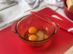 鸡蛋加糖搅拌均匀。