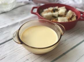 将牛奶淡奶油混合液倒入打散的鸡蛋并搅拌均匀。