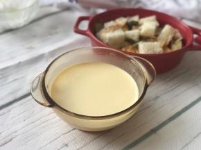 将牛奶淡奶油混合液倒入打散的鸡蛋并搅拌均匀。