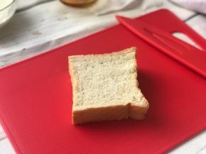 准备好吐司1-2片。