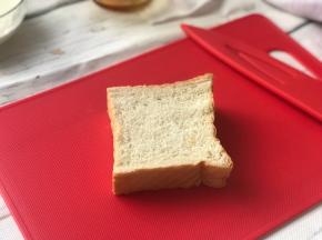 准备好吐司1-2片。
