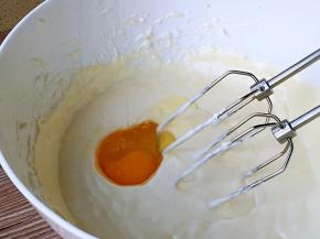 加入一个鸡蛋继续搅打均匀，再加入另一个鸡蛋继续搅打均匀。