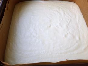 将奶油奶酪糊从高处垂直倒入奥利奥模具中，表面刮刮匀。