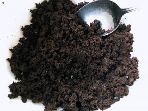 室温软化的黄油与奥利奥碎混合拌匀。