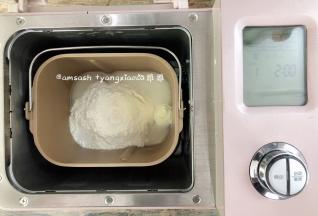 除了红曲粉和猪油之外所有的材料混合均匀，放进面包机揉成光滑的面团。馒头要想蒸出来有光滑的表面，口感好，面团一定要揉到位。揉到面粉成团之后把10g的猪油放入面团中继续揉至面团光滑，我这里揉了20分钟