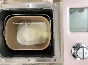 除了红曲粉和猪油之外所有的材料混合均匀，放进面包机揉成光滑的面团。馒头要想蒸出来有光滑的表面，口感好，面团一定要揉到位。揉到面粉成团之后把10g的猪油放入面团中继续揉至面团光滑，我这里揉了20分钟