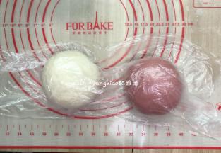 揉好的面团用保鲜袋盖住，松弛20分钟，一定要松弛到位，才可以进行下一步的操作