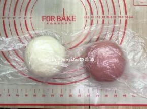 揉好的面团用保鲜袋盖住，松弛20分钟，一定要松弛到位，才可以进行下一步的操作