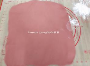 将两个面团分别擀成1mm的薄面，保证两块面团长宽差不多一致，厚薄均匀