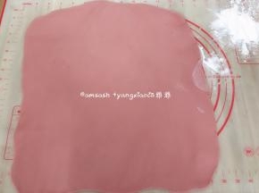 将两个面团分别擀成1mm的薄面，保证两块面团长宽差不多一致，厚薄均匀
