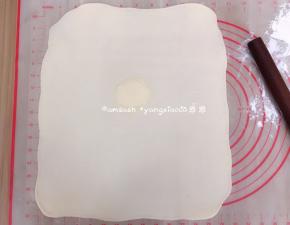 把适量的玉米油抹在白色面片上，尽量抹均匀